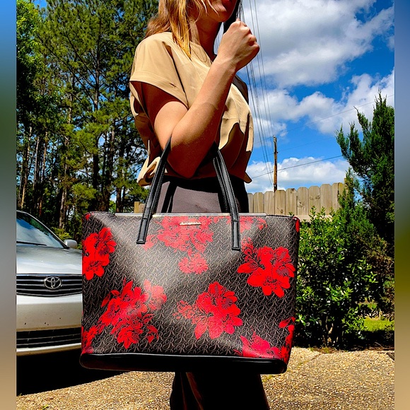 Rampage Handbags - ❤️Rampage red floral tote bag❤️